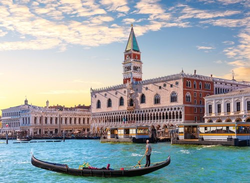 Gondel vor dem Dogenpalast in Venedig, Italien