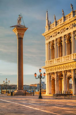Markusplatz im Morgenlicht, Venedig in Italien
